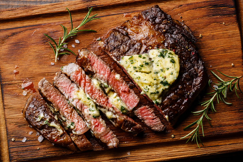Illustration for article titled The 3-3-2-2 method is a butcher's trick for perfectly seared steaks